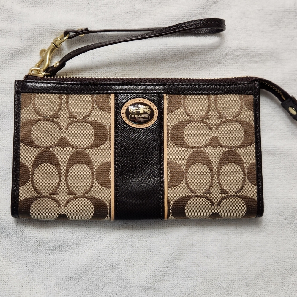 Coach wristlet wallet